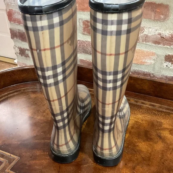 Burberry rain boots - Picture 3 of 5